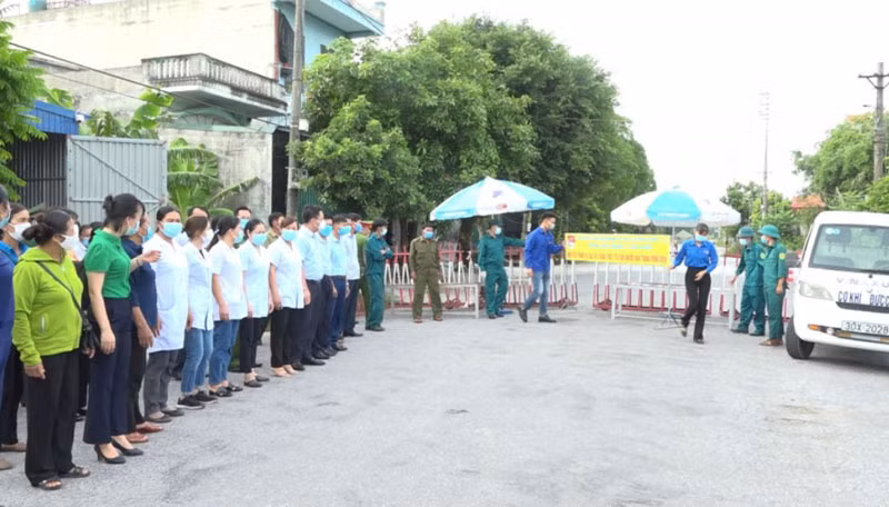 Lực lượng chức năng gỡ bỏ phong tỏa cụm dân cư xóm 7, thôn Thanh Lâm, xã Đông Minh (Tiền Hải, Thái Bình), sáng 31/7.