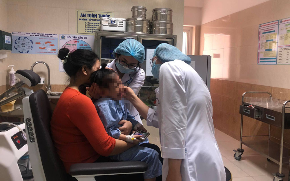 Chị Triệu Thị N. (Nam Định) cho con tái khám sau mổ rò khe tai. Tiết lộ bệnh lý bẩm sinh mà cha mẹ hay nhầm lẫn -0