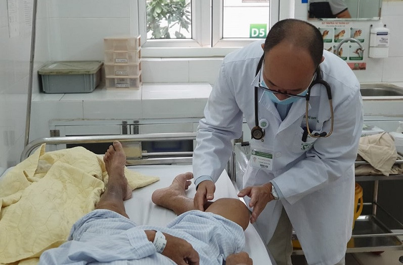 PGS, TS Đỗ Duy Cường khám cho bệnh nhân whitmore sáng 19-11.