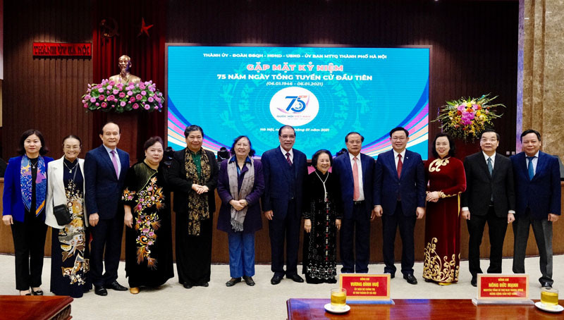 Các đồng chí lãnh đạo, nguyên lãnh đạo Quốc hội và các đại biểu tại buổi gặp mặt. (Ảnh: DUY LINH) Hà Nội gặp mặt đại biểu Quốc hội qua các thời kỳ -0