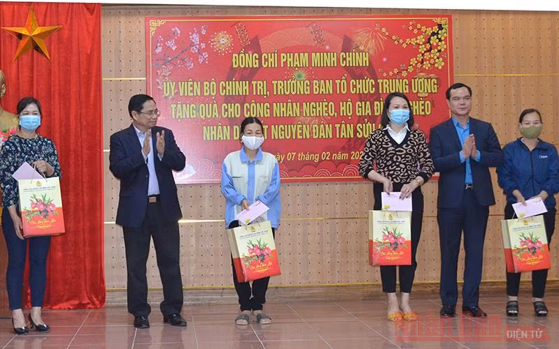 Đồng chí Phạm Minh Chính chúc tết, tặng quà các đối tượng chính sách tỉnh Sơn La và Hòa Bình -0