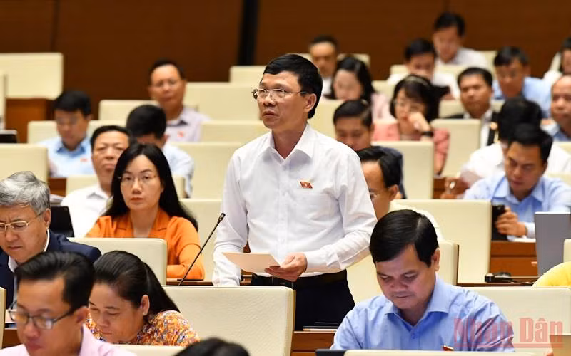 Đại biểu Nguyễn Văn Thi (Bắc Giang) phát biểu thảo luận tại hội trường sáng 31/5. (Ảnh: LINH NGUYÊN)