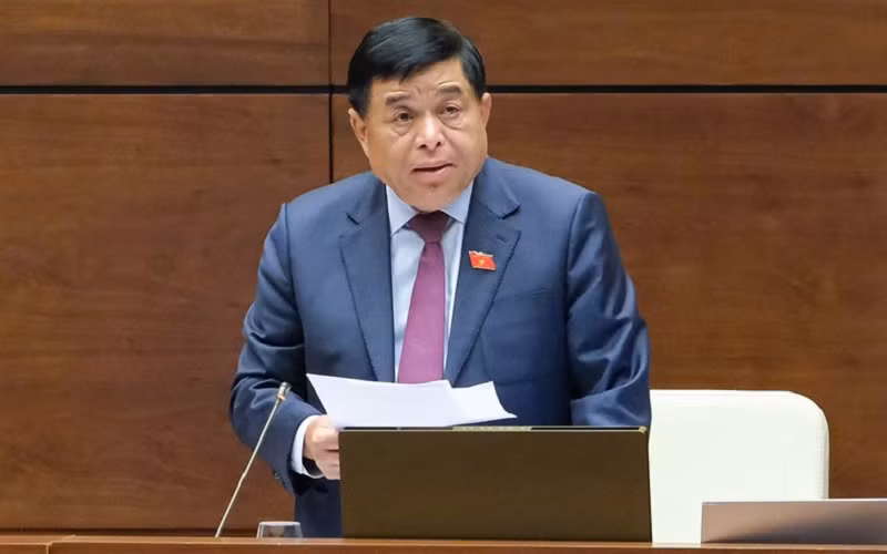 Bộ trưởng Kế hoạch và Đầu tư Nguyễn Chí Dũng phát biểu tại hội trường, chiều 30/5. (Ảnh: quochoi.vn)