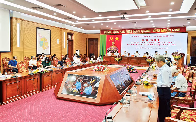 Cử tri phát biểu ý kiến trong Hội nghị tiếp xúc giữa người ứng cử đại biểu HĐND thành phố với cử tri tại điểm cầu trụ sở quận Nam Từ Liêm (Hà Nội).