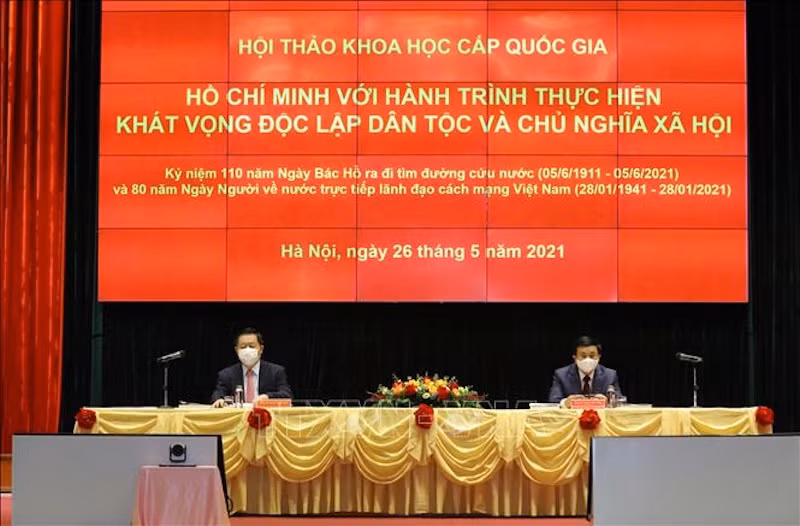 Đồng chí Nguyễn Xuân Thắng, Ủy viên Bộ Chính trị, Giám đốc Học viện Chính trị quốc gia Hồ Chí Minh, Chủ tịch Hội đồng Lý luận Trung ương và đồng chí Nguyễn Trọng Nghĩa, Bí thư Trung ương Đảng, Trưởng Ban Tuyên giáo Trung ương chủ trì Hội thảo. Ảnh: Nguyễn Điệp/TTXVN