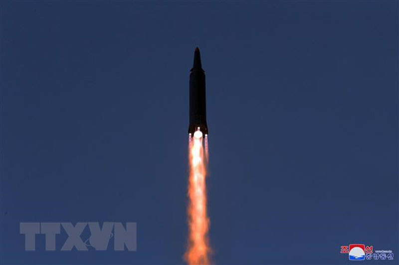 (Ảnh do Hãng thông tấn Trung ương Triều Tiên KCNA phát ngày 12/1): Vụ phóng thử tên lửa siêu vượt âm do Viện Khoa học Quốc phòng Triều Tiên thực hiện tại một địa điểm chưa xác định. (Ảnh: Yonhap/TTXVN)