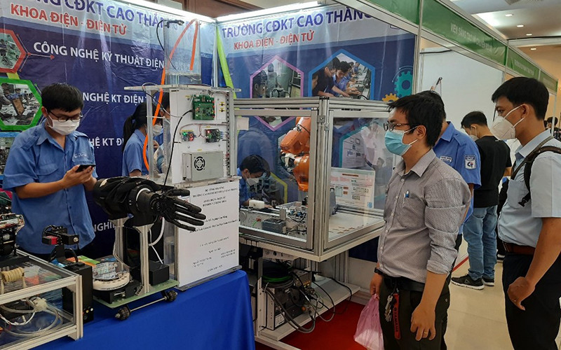 Các đại biểu tham quan các gian hàng Triển lãm về điều khiển và tự động hóa lần thứ 6 (VCCA 2021). Khai mạc Hội nghị khoa học và Triển lãm về điều khiển và tự động hóa -0