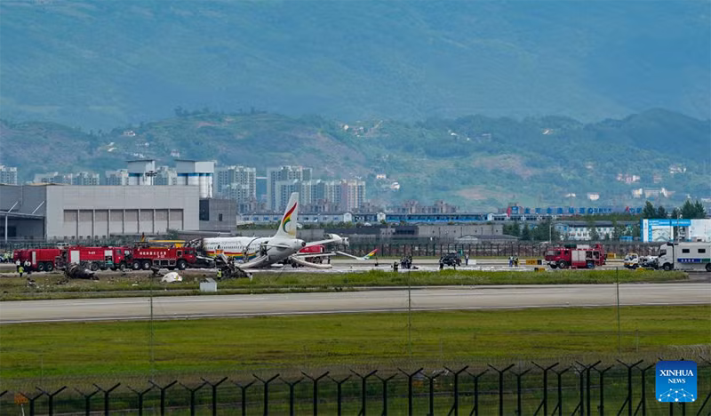 Hơn 40 hành khách bị thương sau sự cố máy bay tại Trung Quốc -0