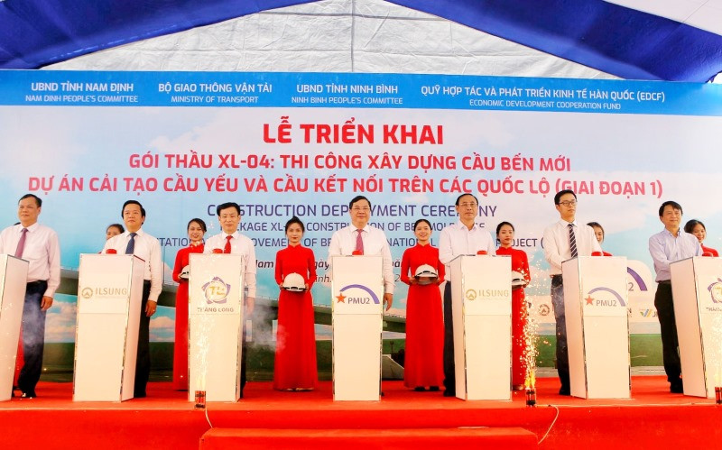 Các đại biểu bấm nút khởi công xây dựng cầu Bến Mới.
