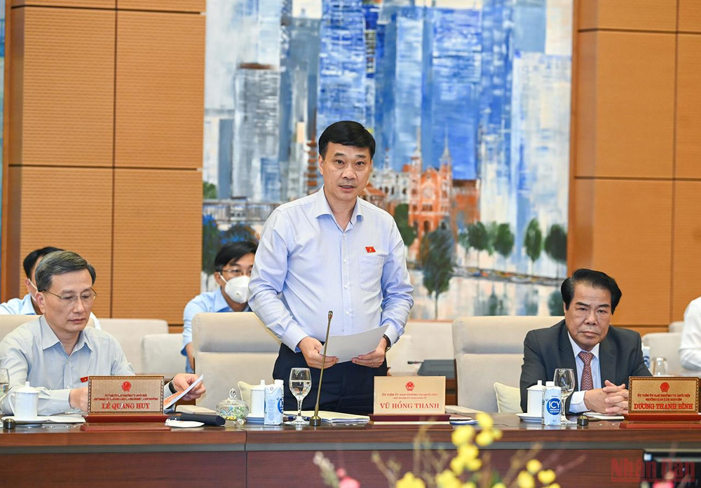 Chủ nhiệm Ủy ban Kinh tế Vũ Hồng Thanh trình bày báo cáo thẩm tra. Chuẩn bị kỹ lưỡng trước khi trình quốc hội chủ trương đầu tư 2 dự án vành đai quy mô lớn -0