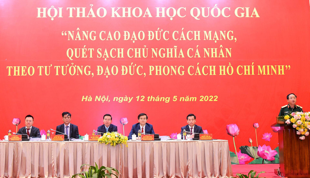 Trung tướng Trịnh Văn Quyết, Phó Chủ nhiệm Tổng cục Chính trị Quân đội nhân dân Việt Nam trình bày tham luận tại hội thảo. 24.jpg -0