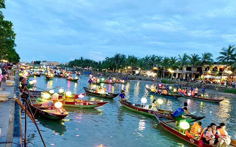 Du khách đi thuyền trên sông Hoài. Quảng Nam hướng đến du lịch xanh -0