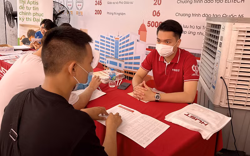 Tư vấn cho học sinh tại Ngày hội tư vấn tuyển sinh - hướng nghiệp 2022.