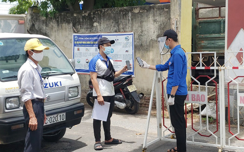 Quét mã QR code để lưu thông tin người, phương tiện qua chốt. Hòa Phước triển khai quét QR code ra, vào chốt giữ “vùng xanh” -0