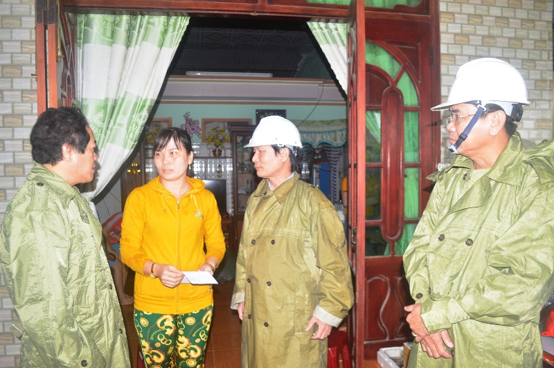 Phó Chủ tịch UBND tỉnh Quảng Ngãi Võ Phiên (bên trái), cùng lãnh đạo huyện Bình Sơn động viên gia đình ngư dân có tàu cá bị nạn. Khẩn cấp cứu nạn hai tàu cá bị hỏng máy -0