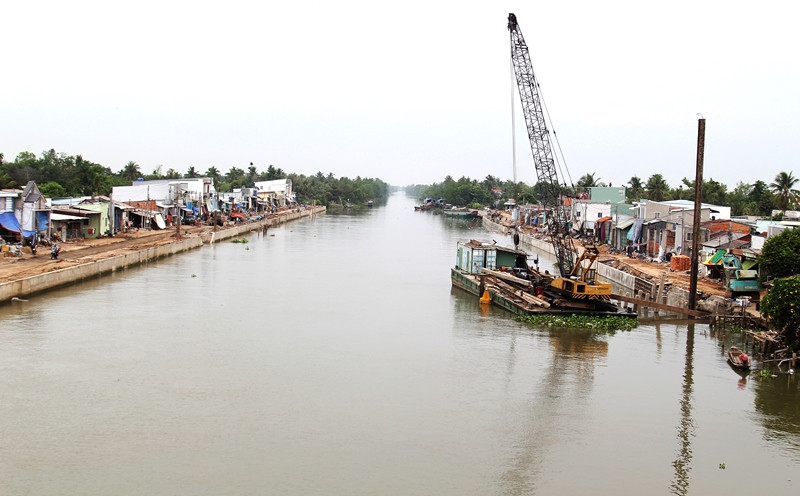 Vĩnh Long đang xây dựng nhiều công trình sạt lở bằng bê-tông kiên cố ở thị xã Bình Minh. (Ảnh: BÁ DŨNG). Khắc phục sạt lở đất ở vùng châu thổ Cửu Long (Bài 2) -0