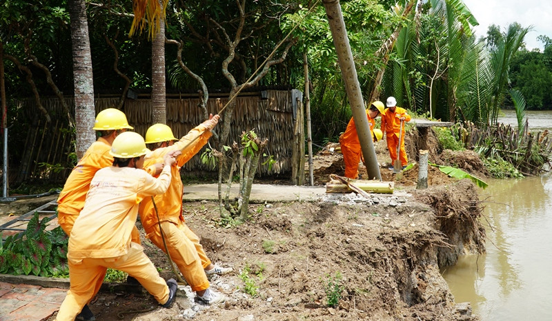 Di dời cột điện vùng sạt lở bờ sông ở tỉnh Sóc Trăng. (Ảnh: Thanh Phong). Khắc phục sạt lở đất ở vùng châu thổ Cửu Long (Bài 1) -0