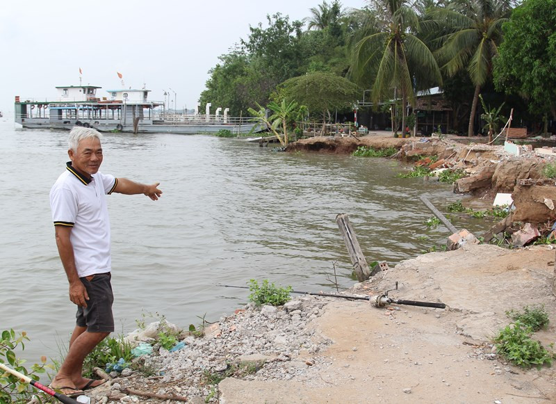 Ông Phạm Văn An (60 tuổi, ngụ tổ 6, phường Thành Phước, thị xã Bình Minh, tỉnh Vĩnh Long) chỉ nơi sạt lở ngay ngày mùng ba Tết Tân Sửu 2021. (Ảnh: Bá Dũng). Khắc phục sạt lở đất ở vùng châu thổ Cửu Long (Bài 1) -0