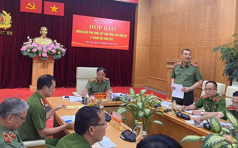 Lãnh đạo Bộ Công an trả lời nhiều câu hỏi của các cơ quan báo chí.