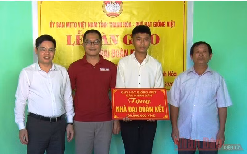 Lãnh đạo MTTQ tỉnh Thanh Hóa, đại diện Báo Nhân Dân trao biểu trưng hỗ trợ xây dựng nhà “Đại đoàn kết” cho cháu Đạt.