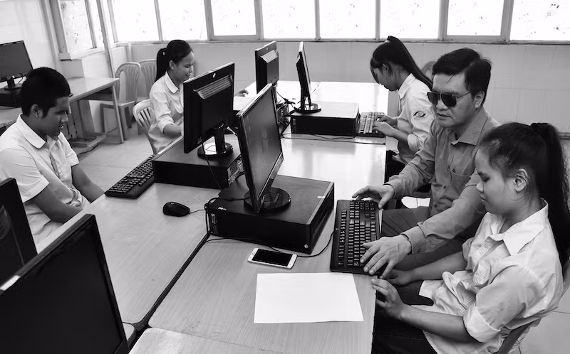 Người đồng hành qua bóng tối -0