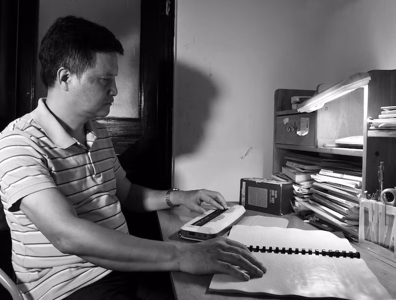 Người đồng hành qua bóng tối -0