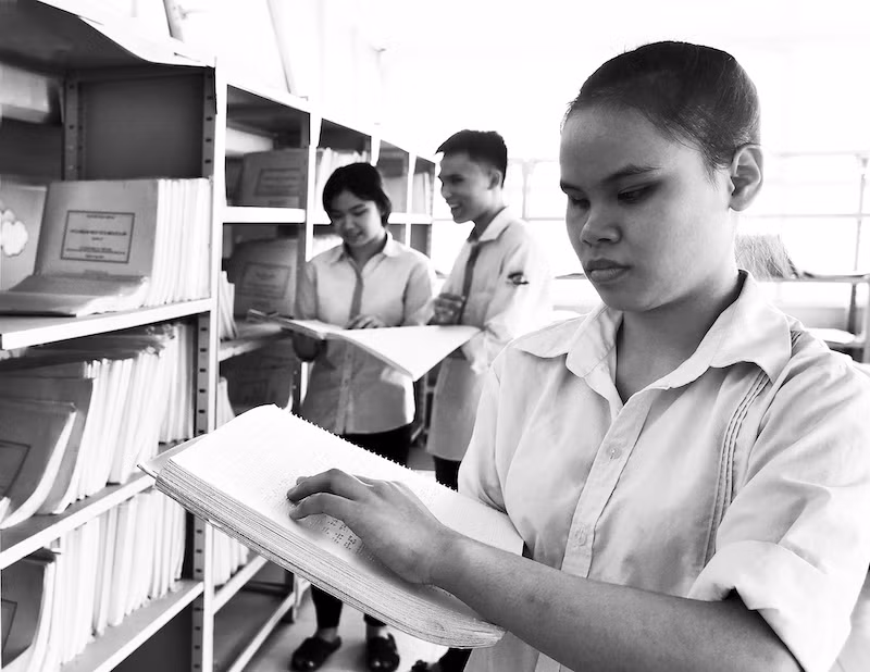 Người đồng hành qua bóng tối -0