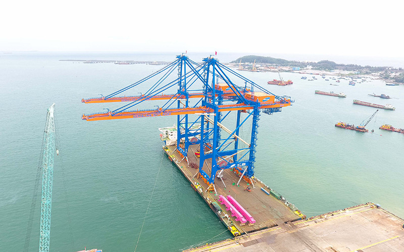 Hai cần trục STS siêu khổng lồ đang được di chuyển lên tàu để đưa đến cảng quốc tế Gemalink, tỉnh Bà Rịa - Vũng Tàu. Doosan Vina hoàn tất cung ứng 8 cẩu bờ STS khổng lồ cho cảng quốc tế Gemalink -0
