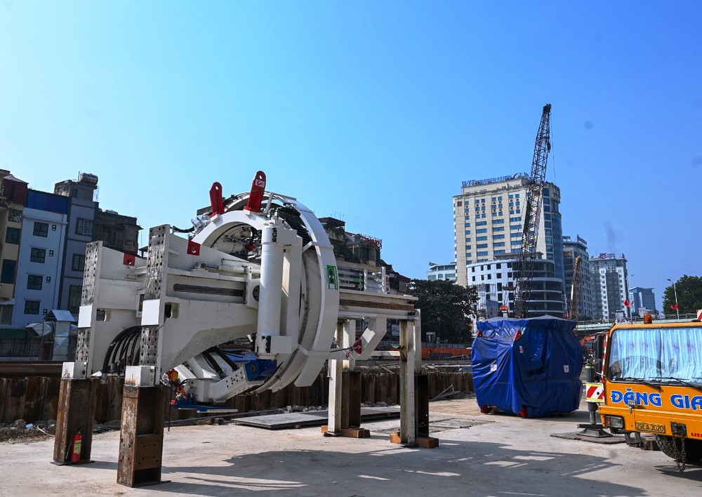 Để có thể đưa máy xuống lòng đất ở ga ngầm S9 – Kim Mã, MRB và các nhà thầu đã thực hiện phương pháp vận chuyển đường bộ rồi dùng cần cẩu nặng 500 tấn đưa dần từng bộ phận xuống tầng đáy của ga để lắp ráp. Lắp ráp máy đào hầm đầu tiên tuyến đường sắt đô thị Nhổn – Ga Hà Nội -0