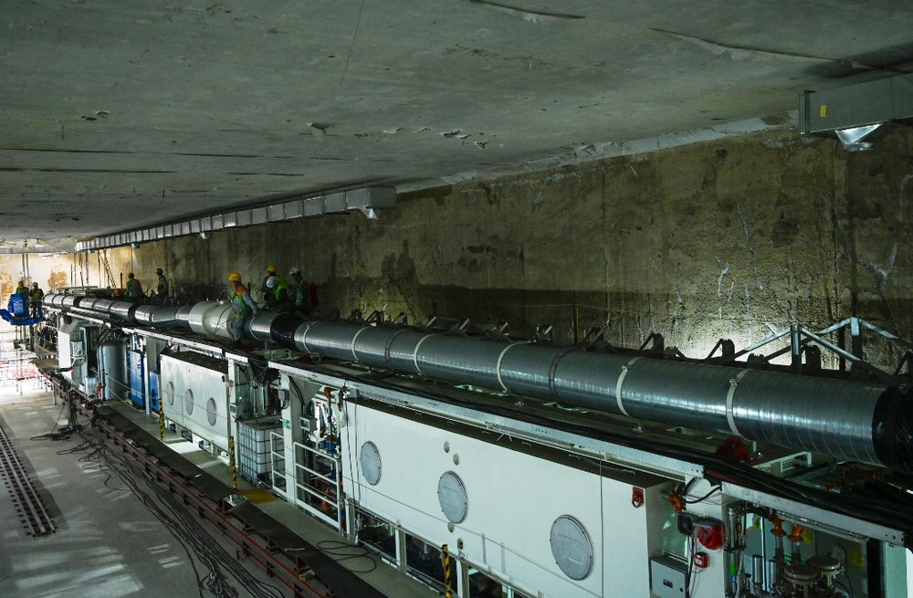 Máy đào hầm TBM của tuyến số 3, đoạn Nhổn – ga Hà Nội là một cỗ máy lớn với nhiều bộ phận phức tạp như đầu cắt, khiên đào, tay trộn, buồng điều áp, xi-lanh đẩy, hệ thống vận chuyển đất thải… Lắp ráp máy đào hầm đầu tiên tuyến đường sắt đô thị Nhổn – Ga Hà Nội -0