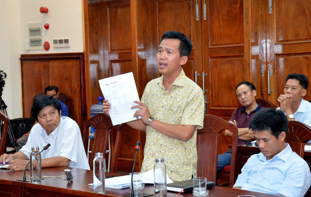 Ông Ngô Văn Kỷ, chủ mỏ Núi Đất, huyện Tuy Phong trình bày ý kiến tại cuộc họp. Bình Thuận tháo gỡ vướng mắc nguồn vật liệu đất đắp nền thi công cao tốc đoạn qua tỉnh -0