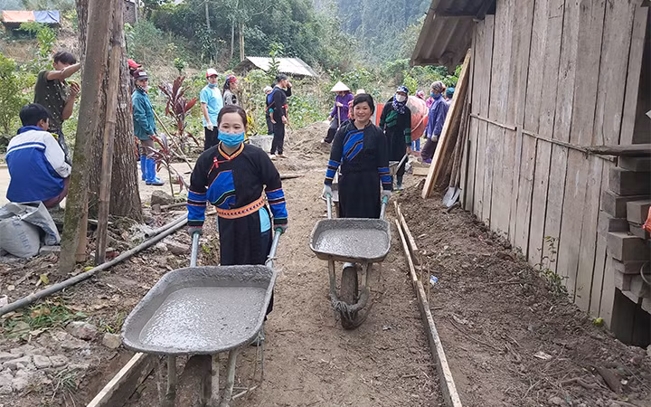 Người dân thôn Lủng Pảng, xã Côn Minh, huyện Na Rì (tỉnh Bắc Kạn) làm đường giao thông nông thôn. Ảnh: NGUYỄN HOÀNG
