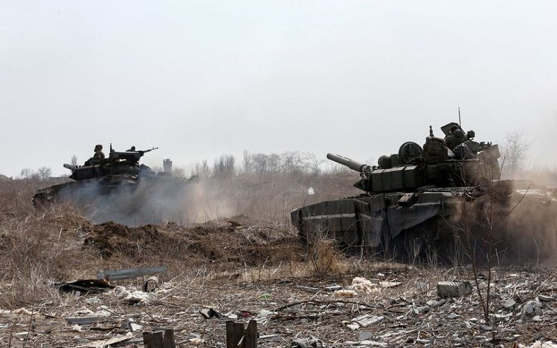Xe tăng của lực lượng Nga ở ngoại ô thành phố cảng Mariupol, phía nam Ukraine, ngày 20/3/2022. (Ảnh: Reuters)