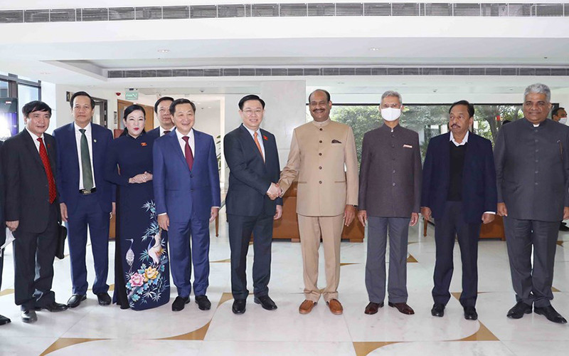Chủ tịch Hạ viện Ấn Độ Om Birla đón Chủ tịch Quốc hội Vương Đình Huệ. (Ảnh: Doãn Tấn/TTXVN) Các nhà lãnh đạo hai nước trao đổi các biện pháp thúc đẩy hợp tác toàn diện trên các lĩnh vực -0