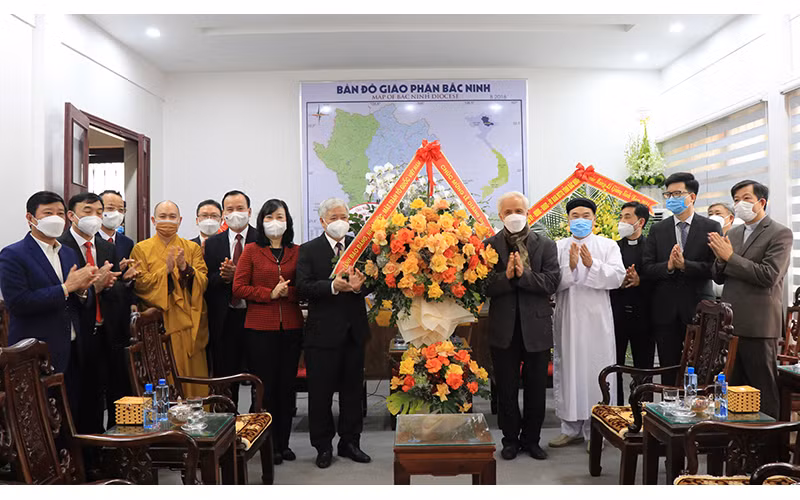 Đồng chí Đỗ Văn Chiến thăm, chúc mừng Giáng sinh Tòa Giám mục Giáo phận Bắc Ninh