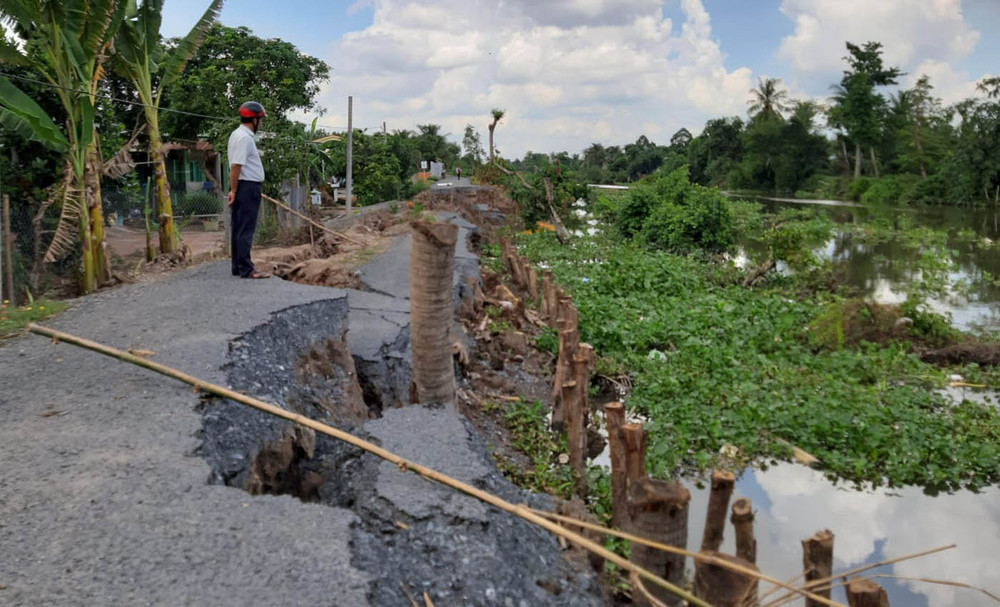 Cán bộ địa phương đến khảo sát điểm sạt lở trên địa bàn xã Hậu Thành, huyện Cái Bè (Tiền Giang). Sạt lở bủa vây miền Tây -0
