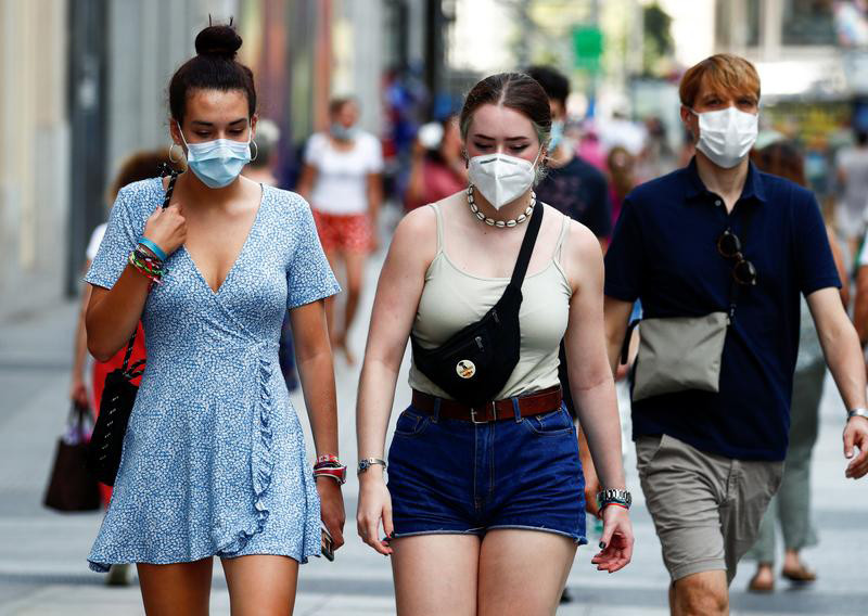 Người dân Madrid (Tây Ban Nha) đeo khẩu trang bảo vệ trong bối cảnh Covid-19 bùng phát. Ảnh: Reuters Thế giới có hơn 956 nghìn người tử vong do Covid-19 -0