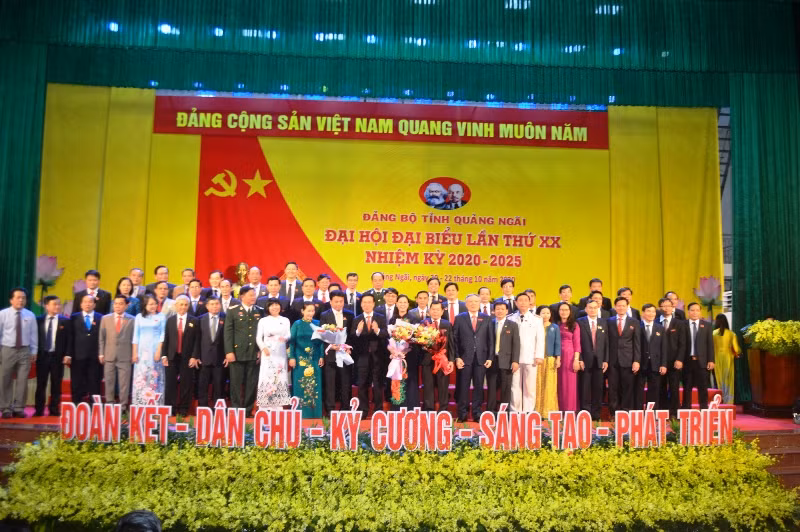 Đồng chí Võ Văn Thưởng, Ủy viên Bộ Chính trị, Trưởng Ban Tuyên giáo T.Ư và đồng chí Nguyễn Hòa Bình, Bí thư T.Ư Đảng, Chánh án Tòa án nhân dân tối cao tặng hoa chúc mừng BCH Đảng bộ tỉnh Quảng Ngãi khóa 20, nhiệm kỳ 2020-2025.