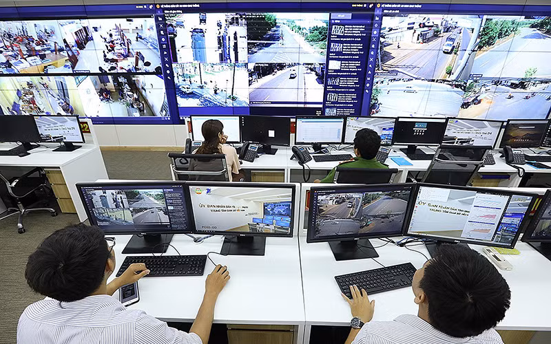 Hoạt động giám sát tại Trung tâm Điều hành và Giám sát thông minh tỉnh Bình Phước. Ảnh: TTXVN