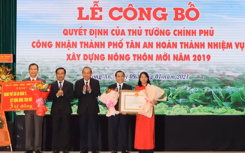 Phó Thủ tướng Thường trực Chính phủ Trương Hòa Bình trao Quyết định của Thủ tướng Chính phủ công nhận thành phố Tân An hoàn thành nhiệm vụ xây dựng nông thôn mới giao đoạn 2011 - 2019.