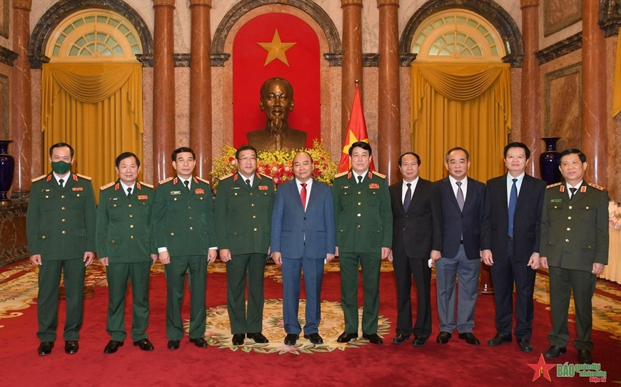 Chủ tịch nước Nguyễn Xuân Phúc, lãnh đạo Bộ Quốc phòng và các ban, ngành chúc mừng Thượng tướng Phạm Hoài Nam. (Ảnh: QĐND) Chủ tịch nước Nguyễn Xuân Phúc trao Quyết định thăng quân hàm Thượng tướng cho Thứ trưởng Quốc phòng -0