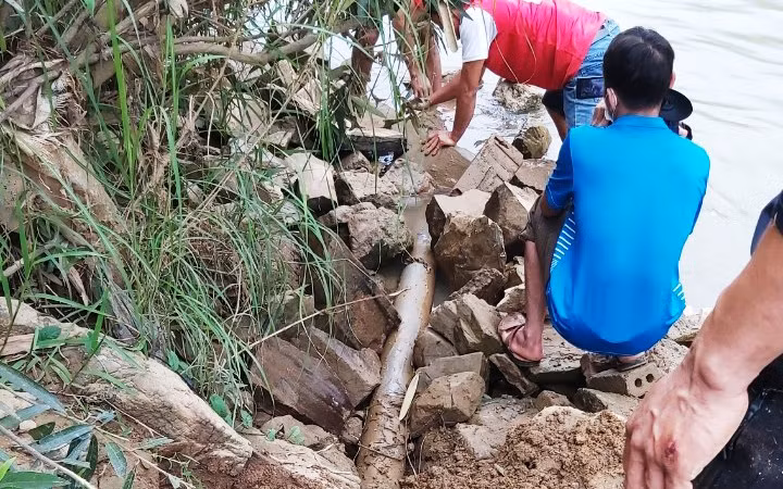 Phát lộ đường ống xả thải trộm của HTX Xuân Dương.