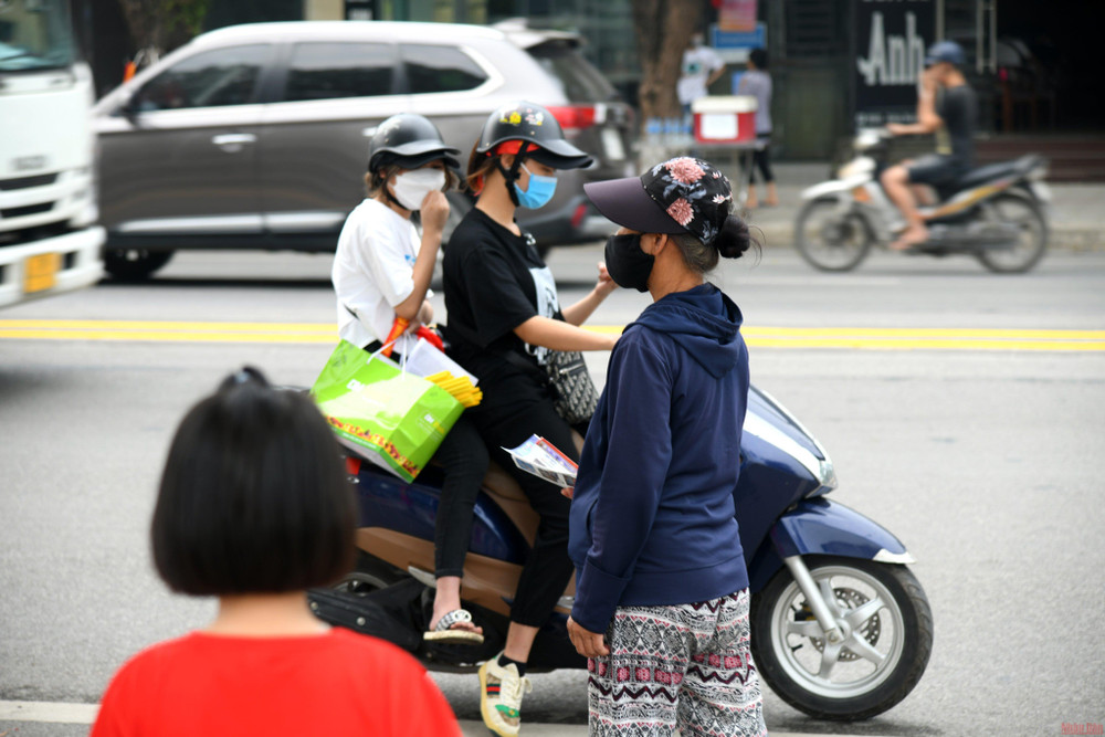 Phe vé vẫn xuất hiện tại sân vận động Việt Trì Cổ động viên Việt Nam đã sẵn sàng nhuộm đỏ chảo lửa Việt Trì -0
