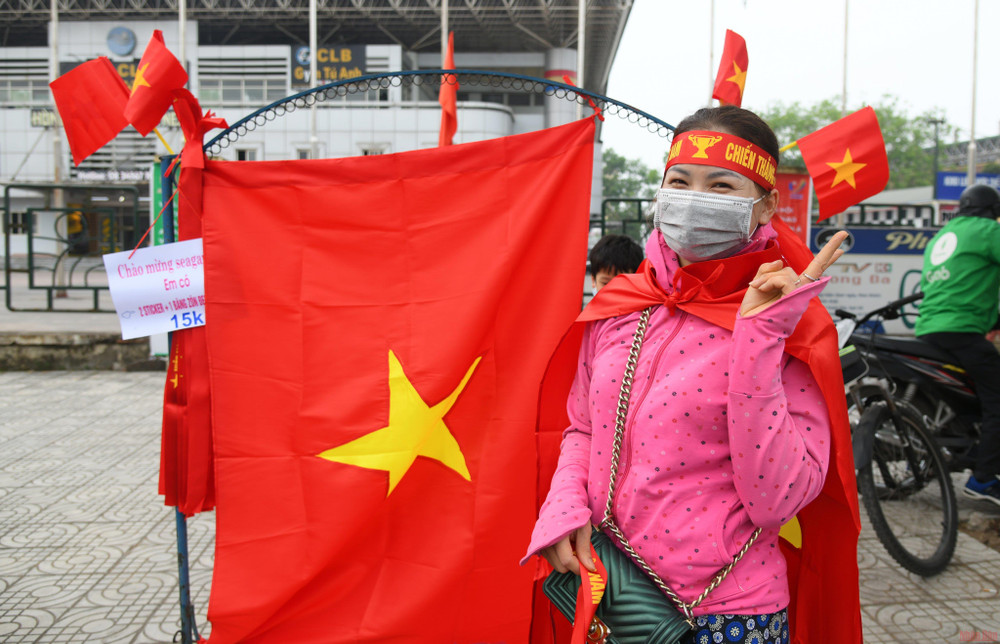 Việt Nam quyết thắng... Cổ động viên Việt Nam đã sẵn sàng nhuộm đỏ chảo lửa Việt Trì -0