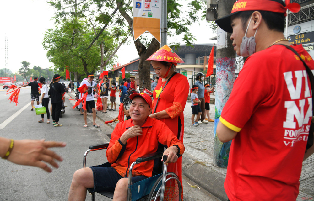 Không gì ngăn được tình yêu với trái bóng tròn... Cổ động viên Việt Nam đã sẵn sàng nhuộm đỏ chảo lửa Việt Trì -0