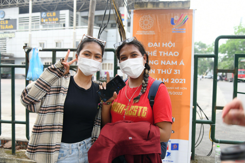 Hai nữ cổ động viên đặc biệt tới từ Timor-Leste Cổ động viên Việt Nam đã sẵn sàng nhuộm đỏ chảo lửa Việt Trì -0