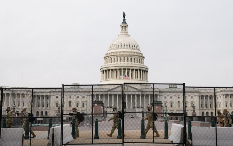 Dựng hàng rào an ninh chung quanh Đồi Capitol sau khi những người ủng hộ ông Trump xông vào tòa nhà này. (Ảnh: Reuters)