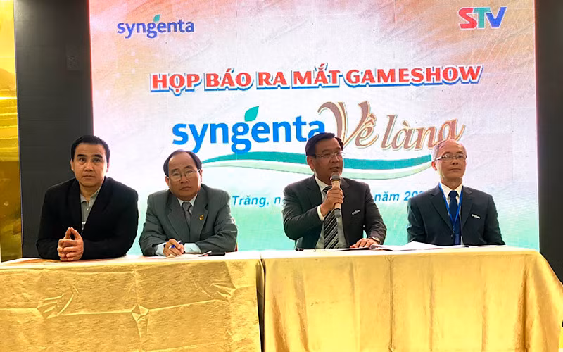 Ban tổ chức games show “Syngenta về làng” trả lời các câu hỏi của phóng viên trong buổi ra mắt.