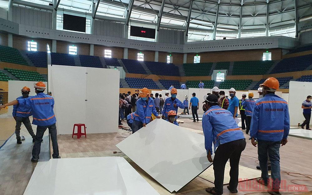 Khu vực mặt bằng sân thi đấu sẽ hoàn thiện với hàng trăm giường bệnh. Đà Nẵng gấp rút hoàn thiện Bệnh viện dã chiến tại Cung thể thao Tiên Sơn -0