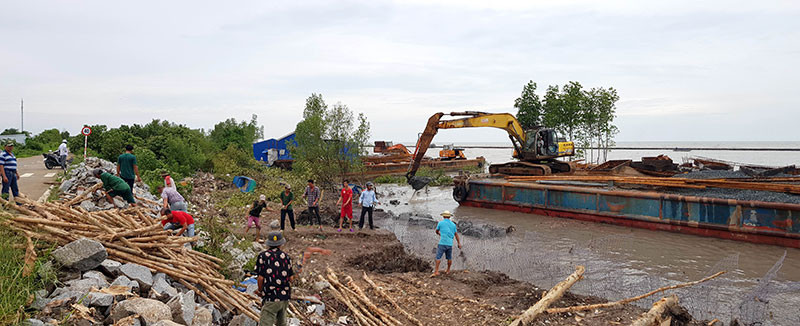 Lực lượng chức năng Cà Mau gia cố một đoạn chân đê biển Tây bị sóng dữ phương hại. Cà Mau ban bố tình huống khẩn cấp bảo vệ đê biển Tây -0